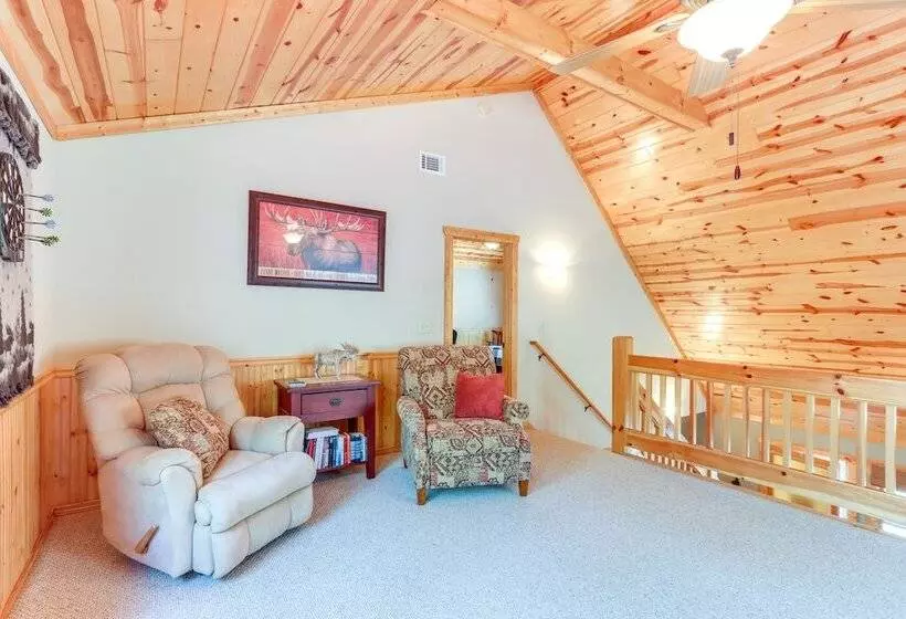 North Georgia Cabin: Hot Tub, Resort Access!