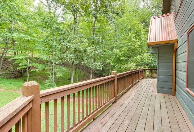 North Georgia Cabin: Hot Tub, Resort Access!