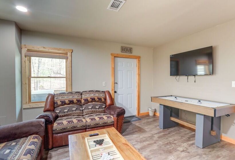 North Georgia Cabin: Hot Tub, Resort Access!