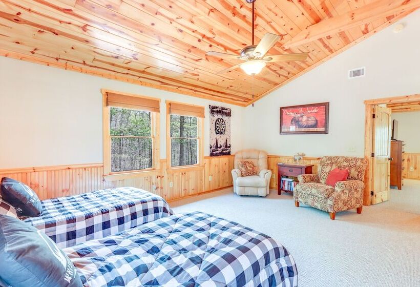 North Georgia Cabin: Hot Tub, Resort Access!