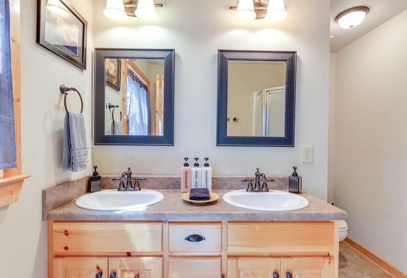 North Georgia Cabin: Hot Tub, Resort Access!