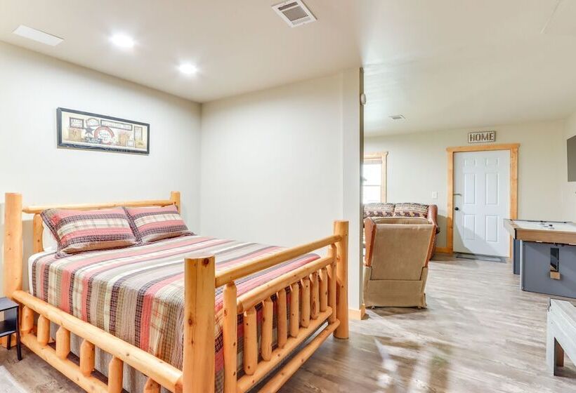 North Georgia Cabin: Hot Tub, Resort Access!