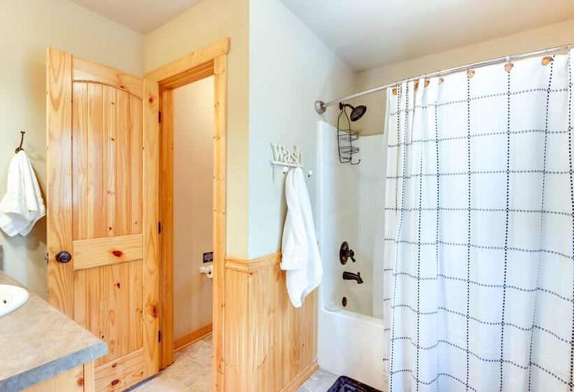 North Georgia Cabin: Hot Tub, Resort Access!