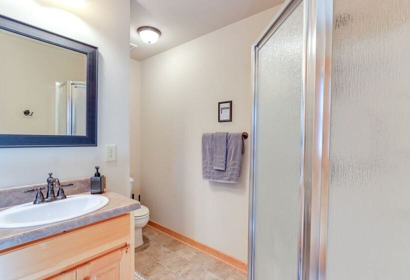 North Georgia Cabin: Hot Tub, Resort Access!