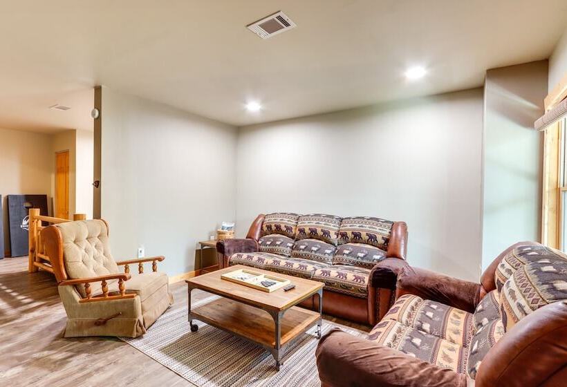 North Georgia Cabin: Hot Tub, Resort Access!