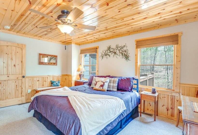 North Georgia Cabin: Hot Tub, Resort Access!