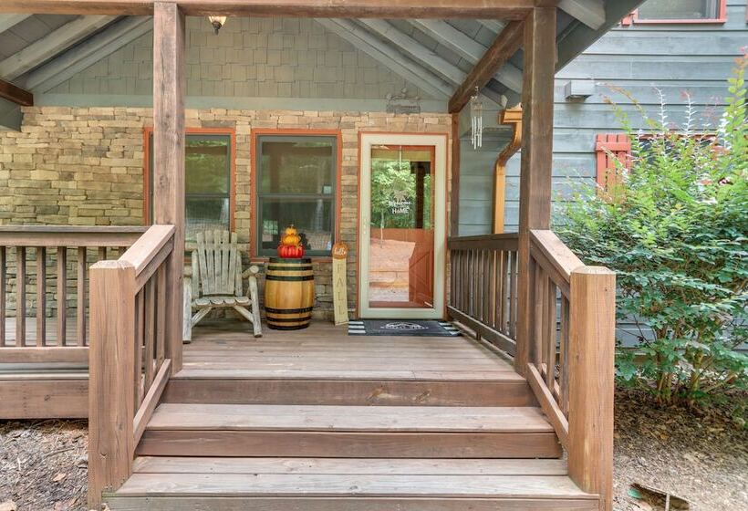 North Georgia Cabin: Hot Tub, Resort Access!