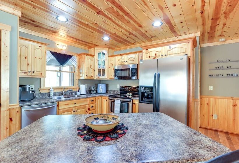 North Georgia Cabin: Hot Tub, Resort Access!