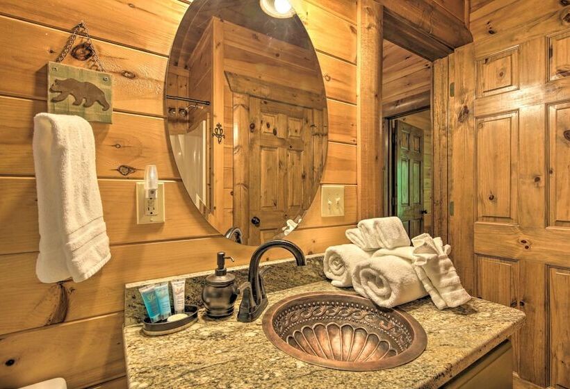 Peaceful Forest Escape W/ Game Room + Hot Tub