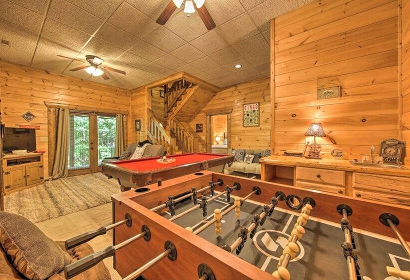 Peaceful Forest Escape W/ Game Room + Hot Tub