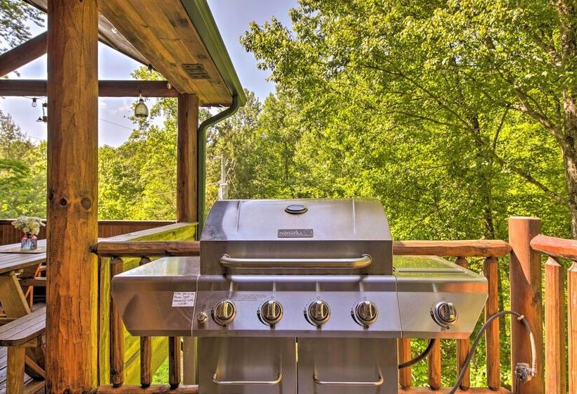Peaceful Forest Escape W/ Game Room + Hot Tub