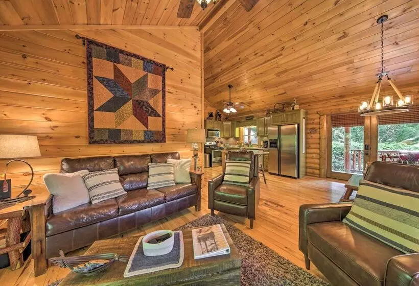 Peaceful Forest Escape W/ Game Room + Hot Tub