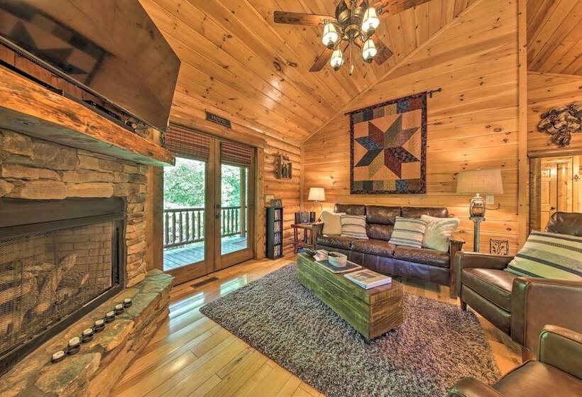 Peaceful Forest Escape W/ Game Room + Hot Tub