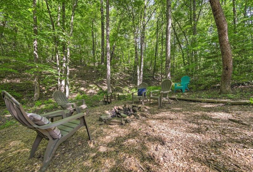 Peaceful Forest Escape W/ Game Room + Hot Tub