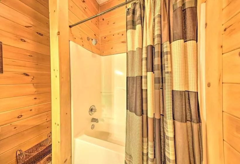 Peaceful Forest Escape W/ Game Room + Hot Tub