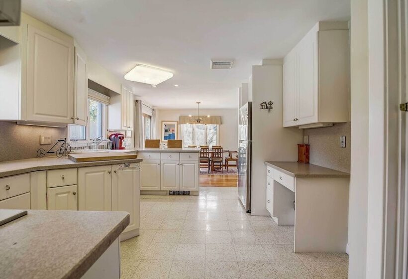 Pet Friendly Marblehead Home Near Preston Beach!