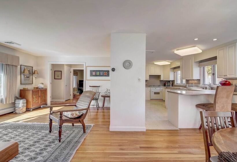 Pet Friendly Marblehead Home Near Preston Beach!