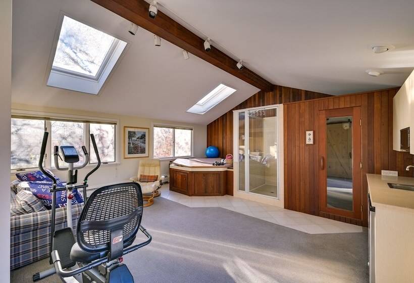 Pet Friendly Marblehead Home Near Preston Beach!