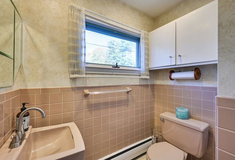 Pet Friendly Marblehead Home Near Preston Beach!