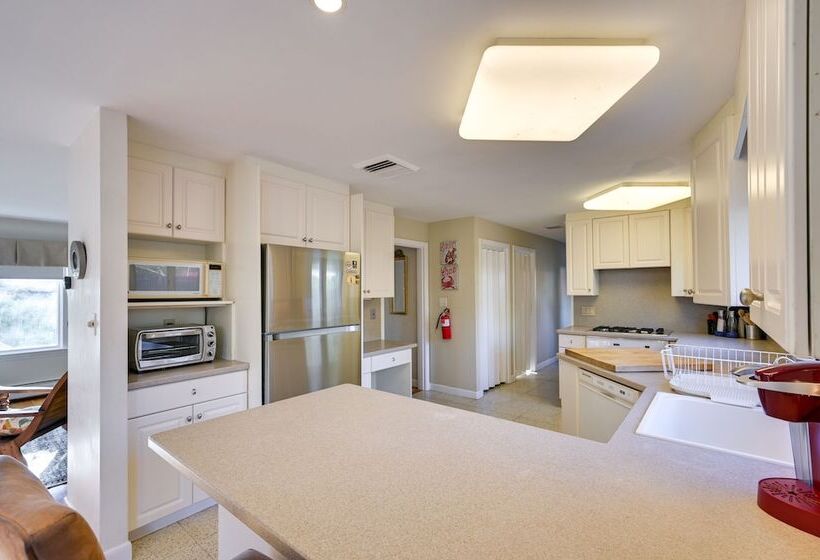 Pet Friendly Marblehead Home Near Preston Beach!