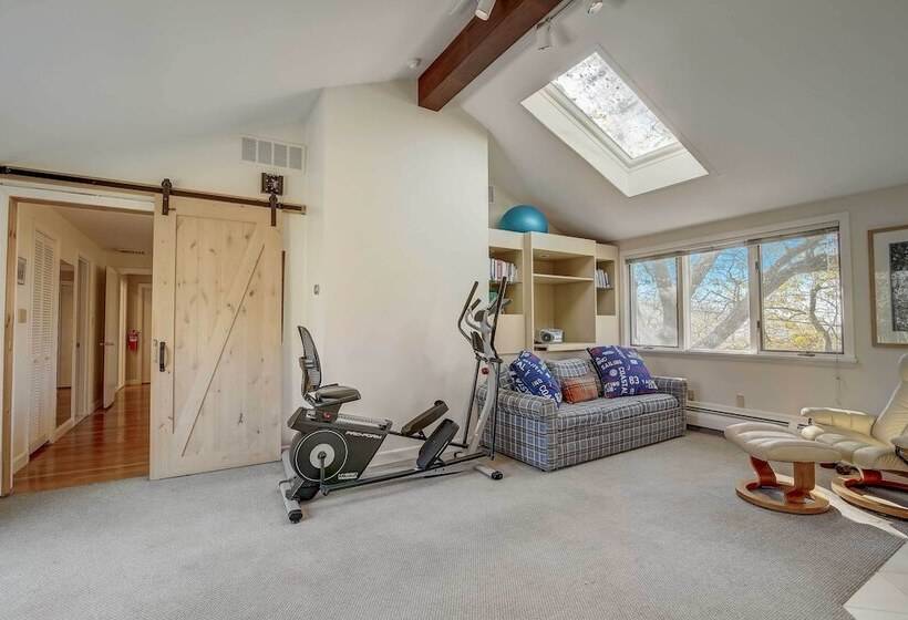 Pet Friendly Marblehead Home Near Preston Beach!