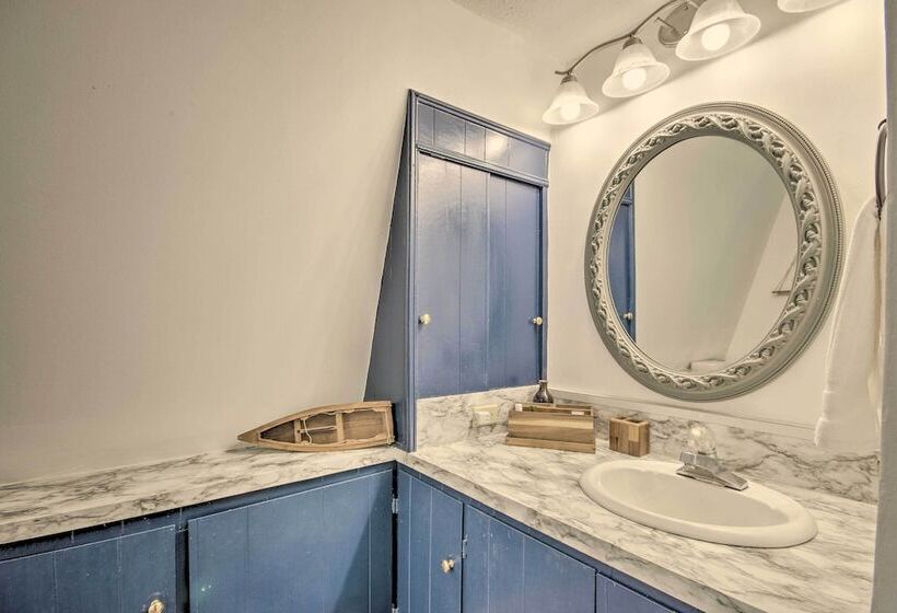 Quaint Tignall Cabin W/ Deck & Private Dock!