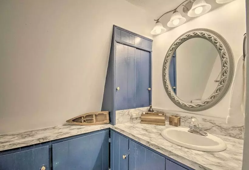 Quaint Tignall Cabin W/ Deck & Private Dock!