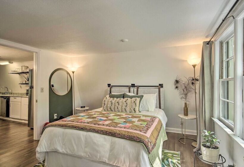 Quaint Tignall Cabin W/ Deck & Private Dock!