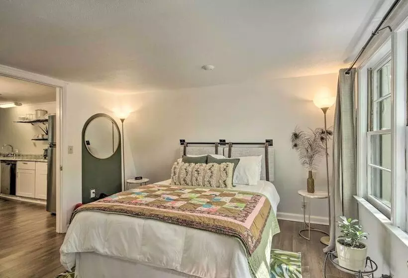 Quaint Tignall Cabin W/ Deck & Private Dock!