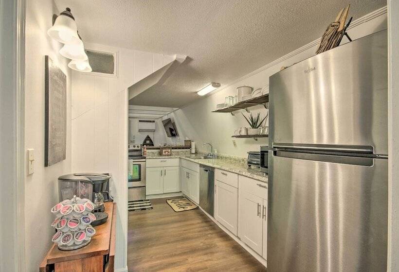 Quaint Tignall Cabin W/ Deck & Private Dock!