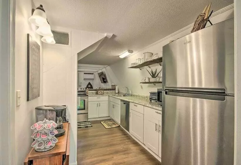 Quaint Tignall Cabin W/ Deck & Private Dock!