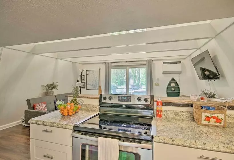 Quaint Tignall Cabin W/ Deck & Private Dock!