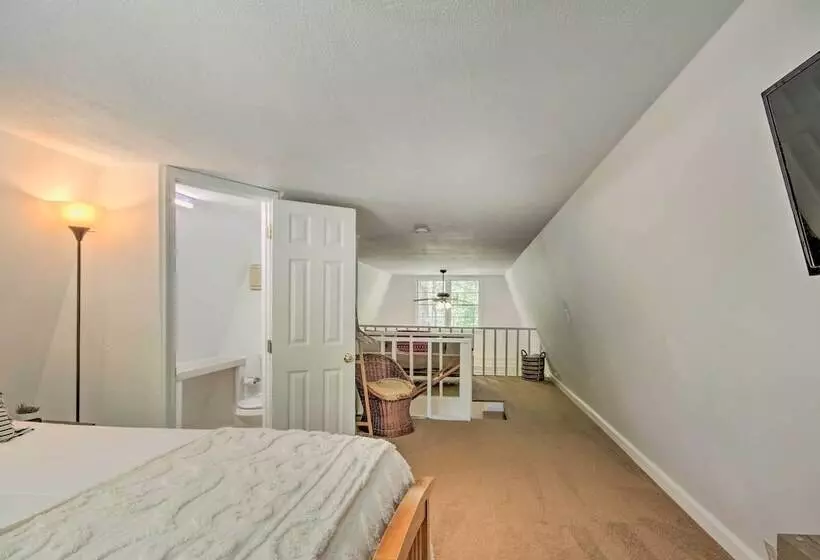 Quaint Tignall Cabin W/ Deck & Private Dock!