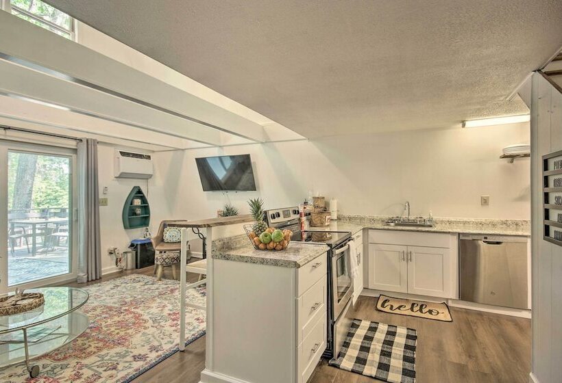 Quaint Tignall Cabin W/ Deck & Private Dock!