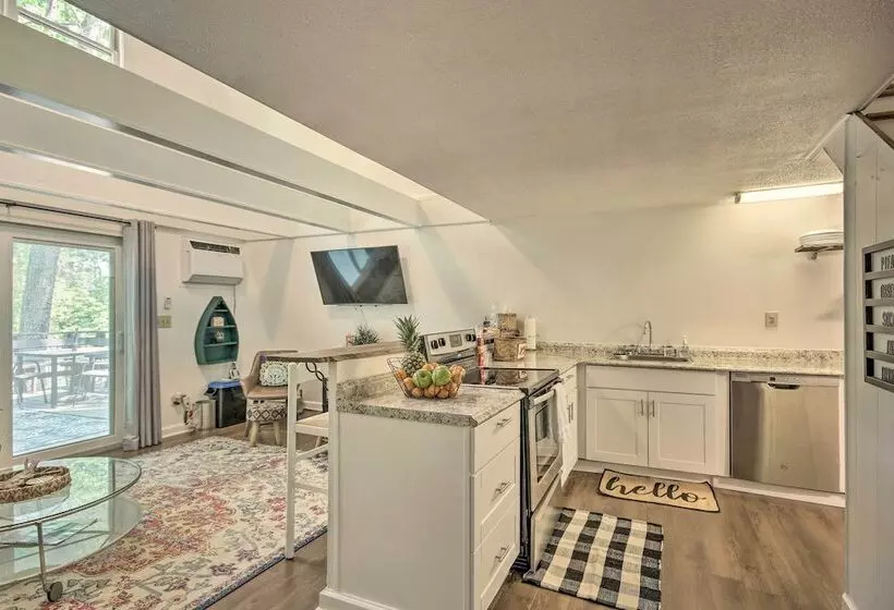 Quaint Tignall Cabin W/ Deck & Private Dock!