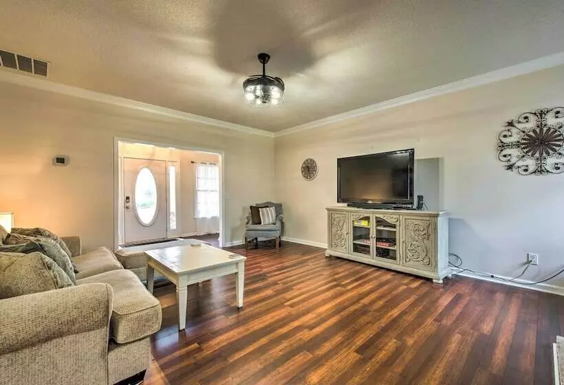 Ranch Home W/ Front Porch On Etowah River!