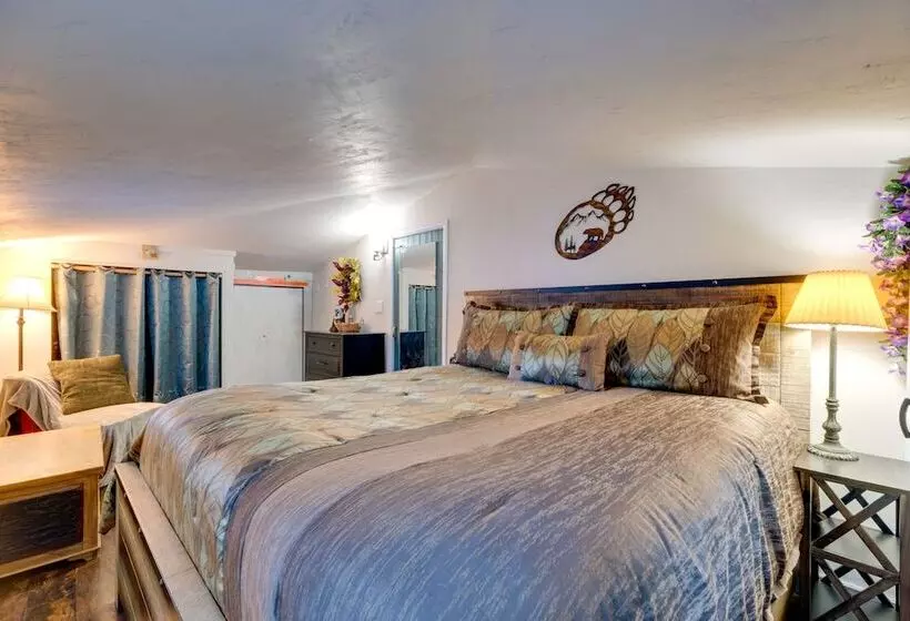 Rustic Log Cabin W/ Studio ~ 5 Mi To Pikes Peak!