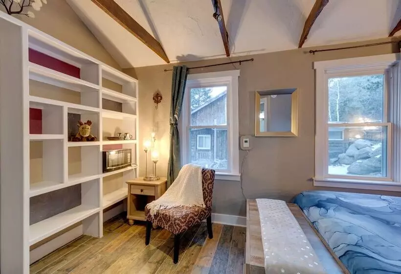 Rustic Log Cabin W/ Studio ~ 5 Mi To Pikes Peak!