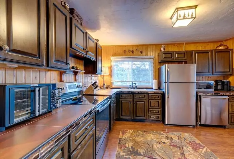 Rustic Log Cabin W/ Studio ~ 5 Mi To Pikes Peak!