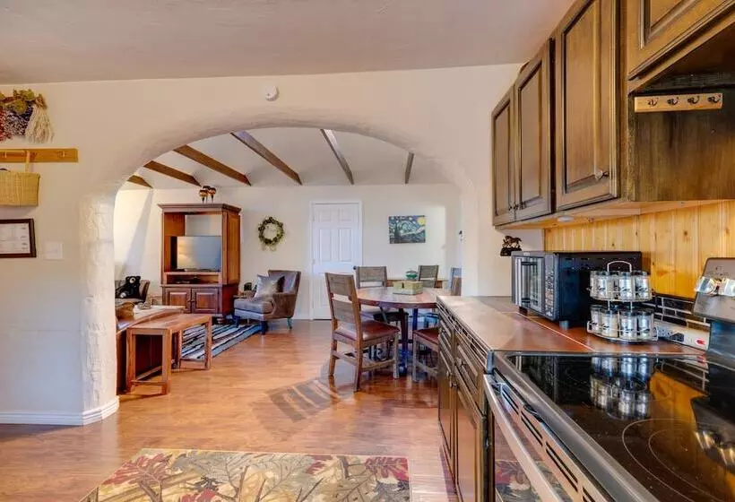 Rustic Log Cabin W/ Studio ~ 5 Mi To Pikes Peak!