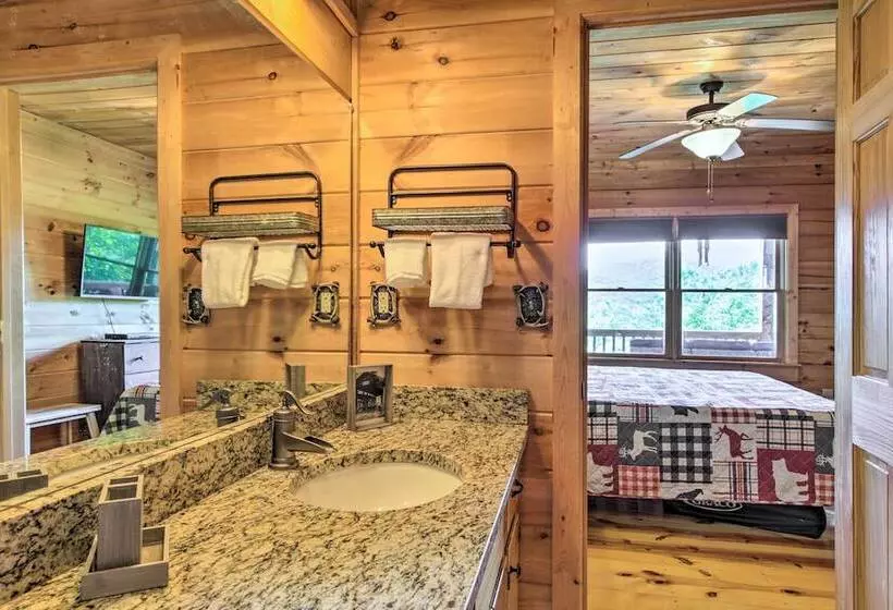 Secluded Blue Ridge Cabin: Walk To Trails!