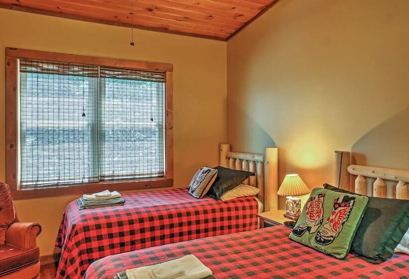 Secluded Morganton Cabin W/ Wooded Views & Hot Tub