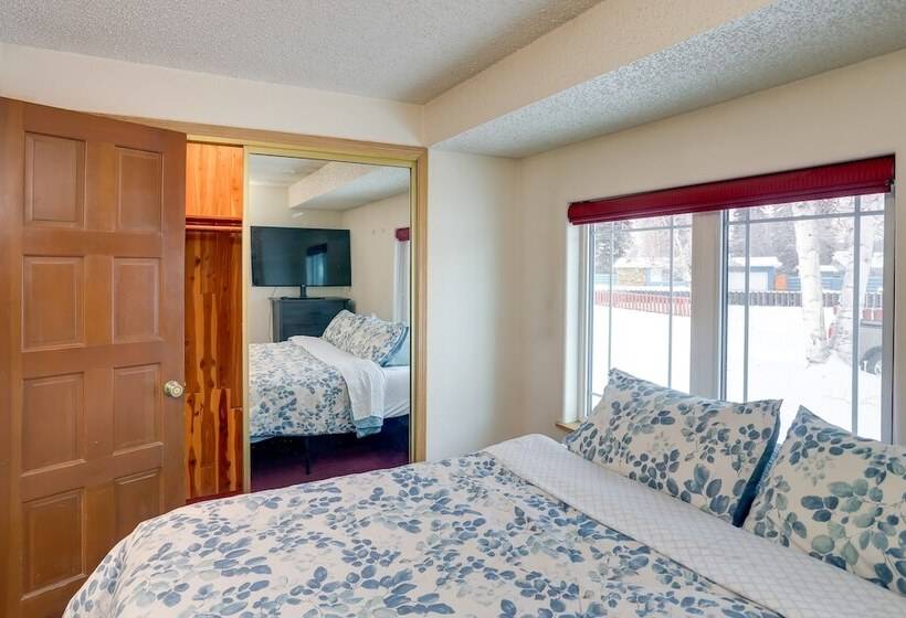 Spacious Fairbanks Home W/ Fireplaces!