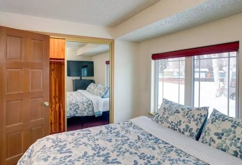 Spacious Fairbanks Home W/ Fireplaces!