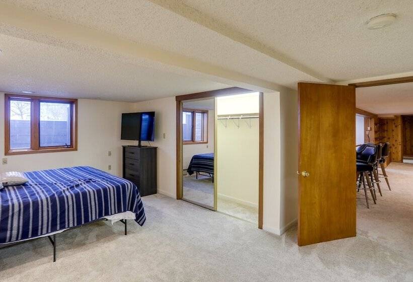 Spacious Fairbanks Home W/ Fireplaces!