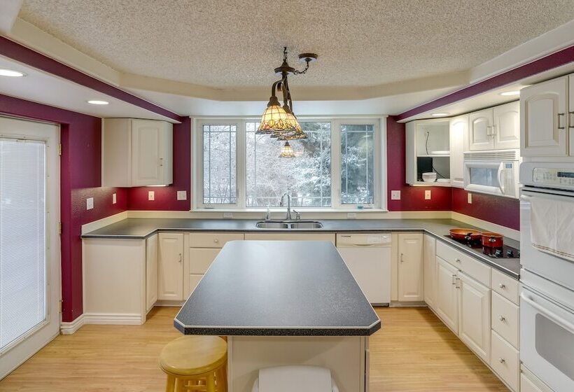 Spacious Fairbanks Home W/ Fireplaces!