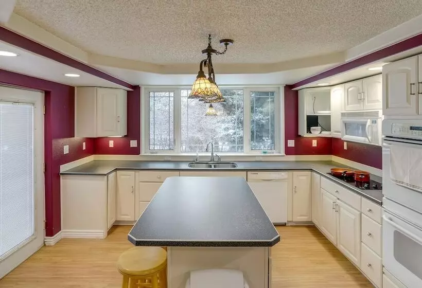 Spacious Fairbanks Home W/ Fireplaces!