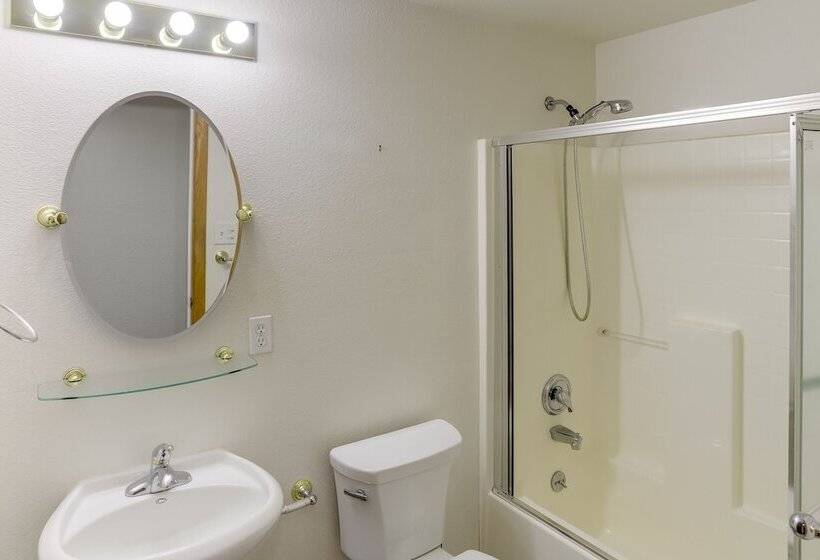 Spacious Fairbanks Home W/ Fireplaces!