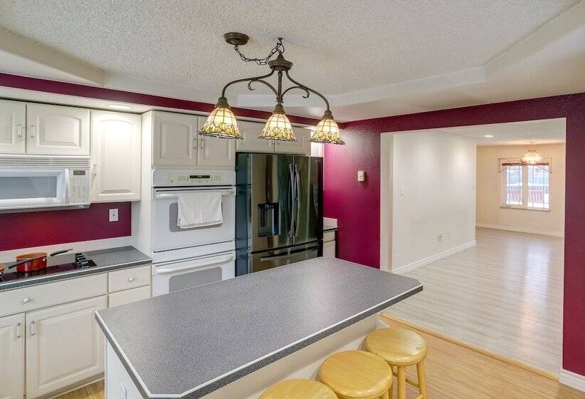 Spacious Fairbanks Home W/ Fireplaces!