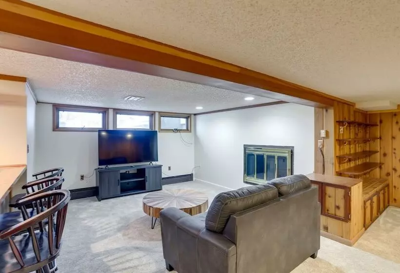 Spacious Fairbanks Home W/ Fireplaces!